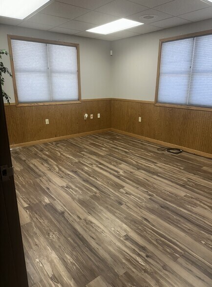 More Photos Of 1307 Albion Ave, Fairmont Office For Lease