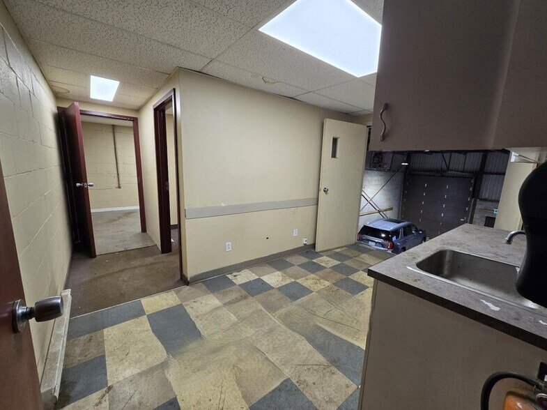 More Photos Of 1501-1569 Aut Desserte N, Laval Warehouse For Lease