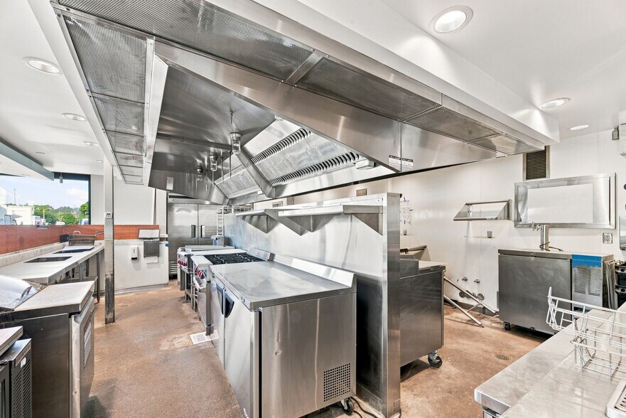 More Photos Of 22333 Pacific Coast Hwy, Malibu General Retail For Lease