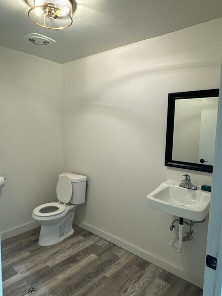 More Photos Of 517 N Lake Ave, Twin Lakes Showroom For Lease