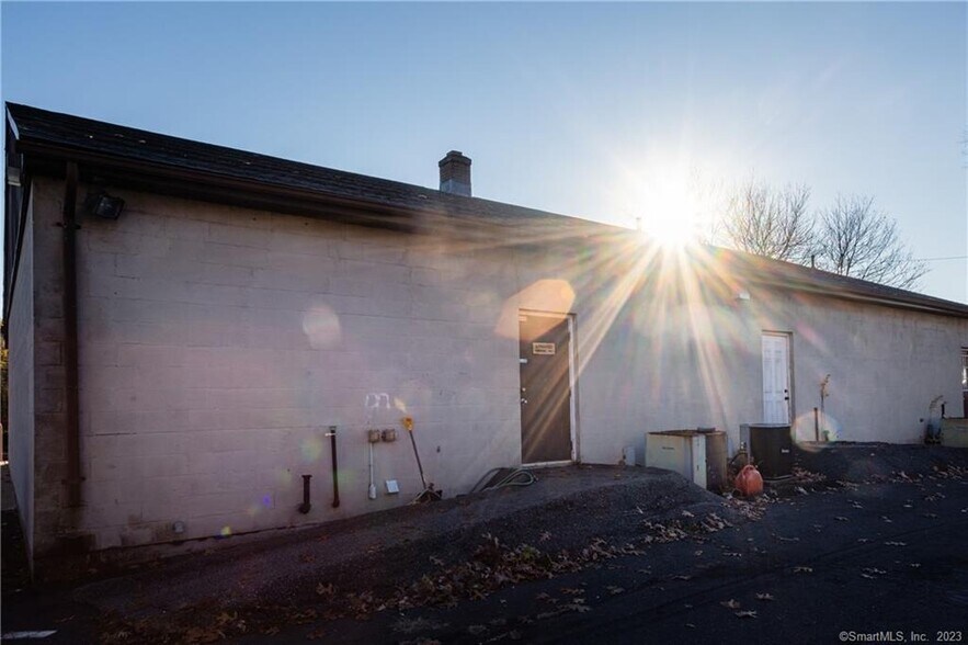 More Photos Of 448 Spring St, Windsor Locks Freestanding For Lease