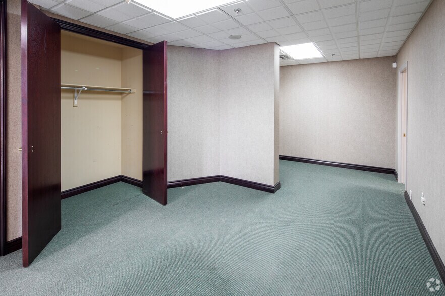 More Photos Of 800 Sheppard Ave W, Toronto Apartments For Sale