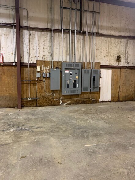 More Photos Of 331 Hill Rd, McKenzie Warehouse For Lease