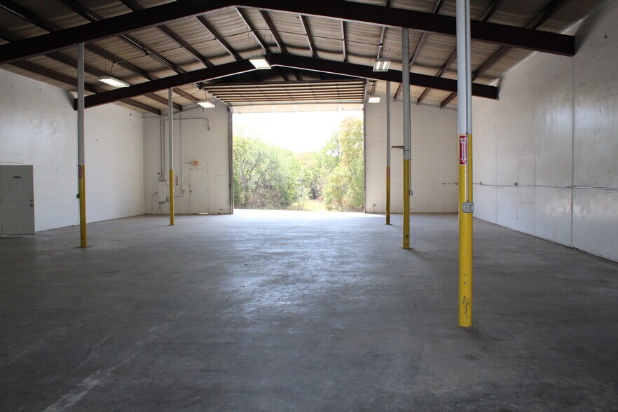 More Photos Of 1808 Barnett Dr, Weatherford Warehouse For Lease