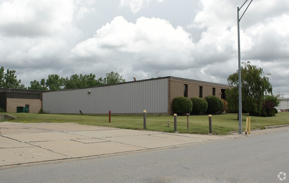 More Photos Of 1200-1240 Valley Belt Rd, Brooklyn Heights Flex For Lease