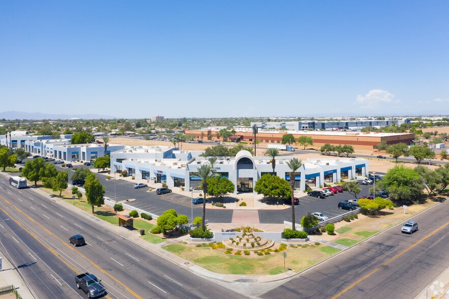 More Photos Of 4502 W Indian School Rd, Phoenix Showroom For Lease