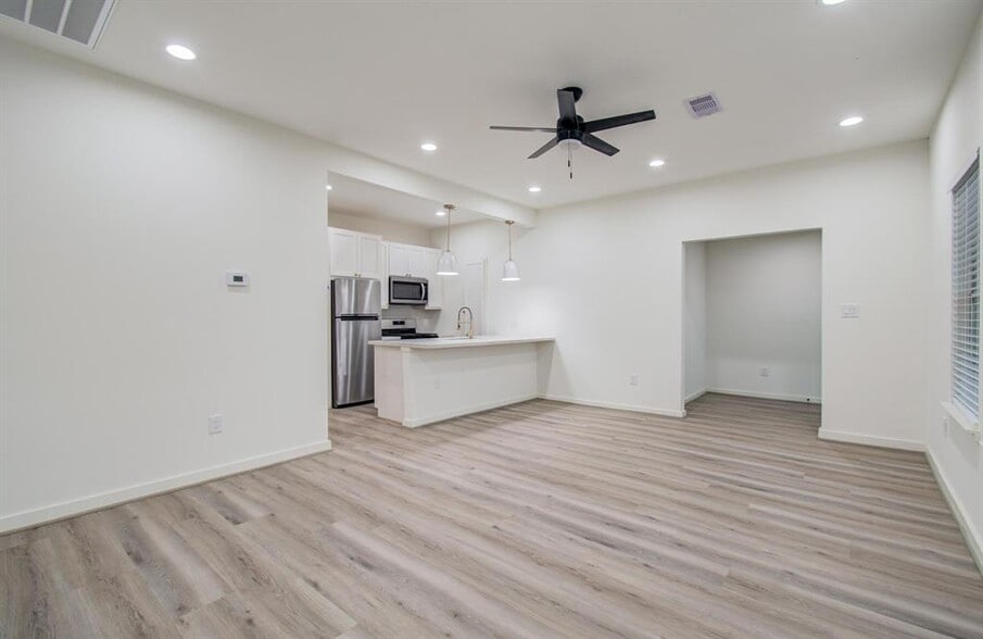 More Photos Of 4006 Navigation Blvd, Houston Office Residential For Lease