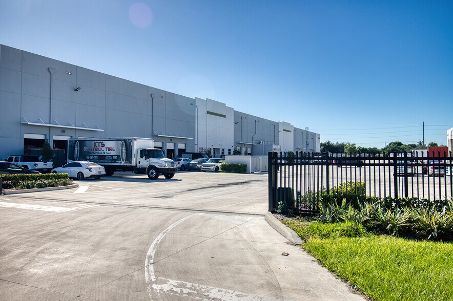More Photos Of 3042 NW 73rd St, Miami Distribution For Lease