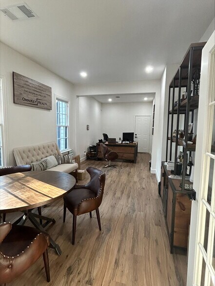 More Photos Of 910 18th St, Plano Office For Sale