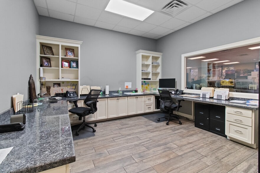 More Photos Of 7910 N Hwy 146, Baytown Showroom For Lease