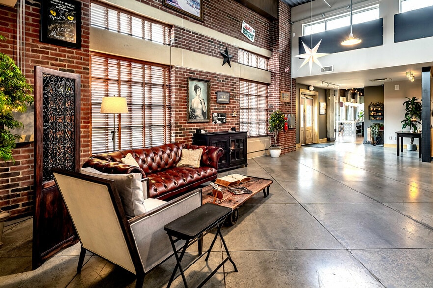 More Photos Of 3344 Central Pky, Cincinnati Storefront For Lease