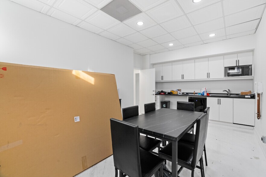 More Photos Of 1915-1917 N Damen Ave, Chicago Storefront For Sale