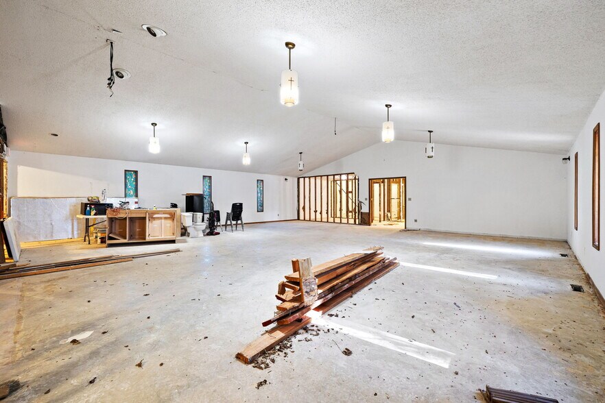 More Photos Of 115 N 8th St, Yukon Religious Facility For Sale