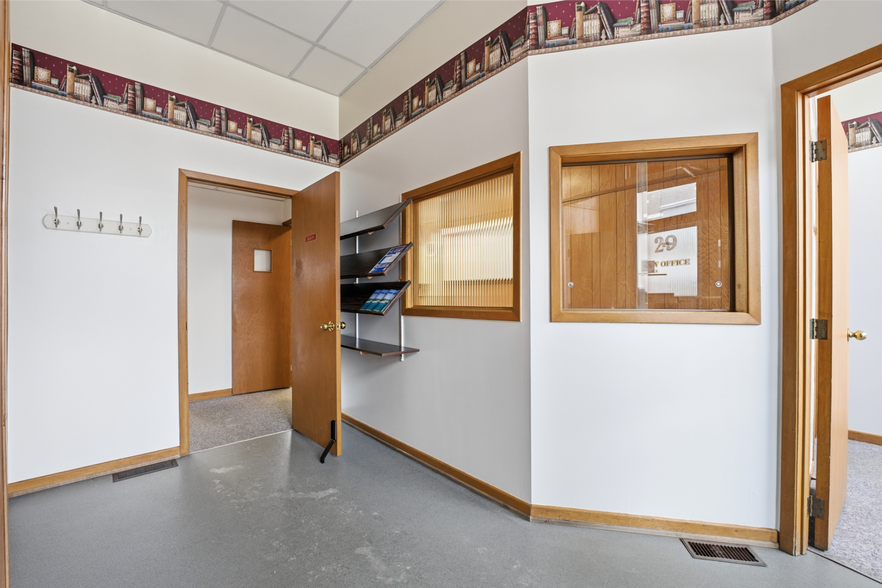 More Photos Of 29 Jarvis St, Fort Erie Office For Sale