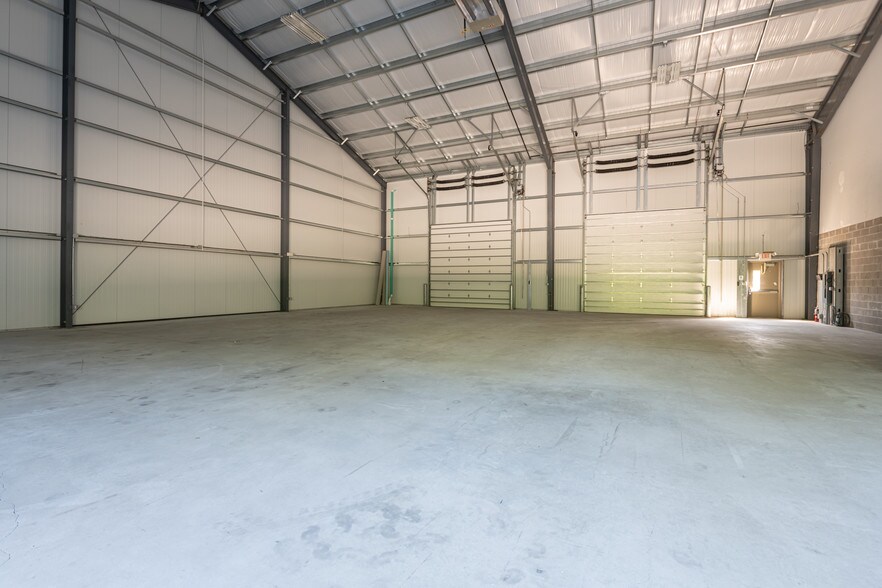 More Photos Of 286 W Montauk Hwy, Hampton Bays Warehouse For Lease