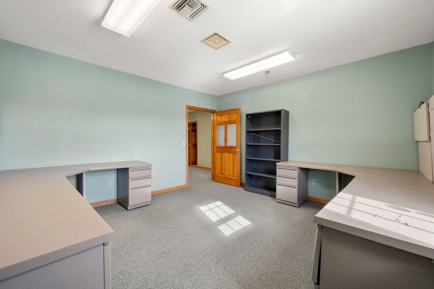 More Photos Of 4-6 Barlows Landing Rd, Pocasset Storefront Retail Office For Sale