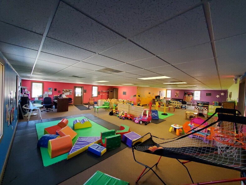 More Photos Of 238 Bay St, Queensbury Showroom For Lease