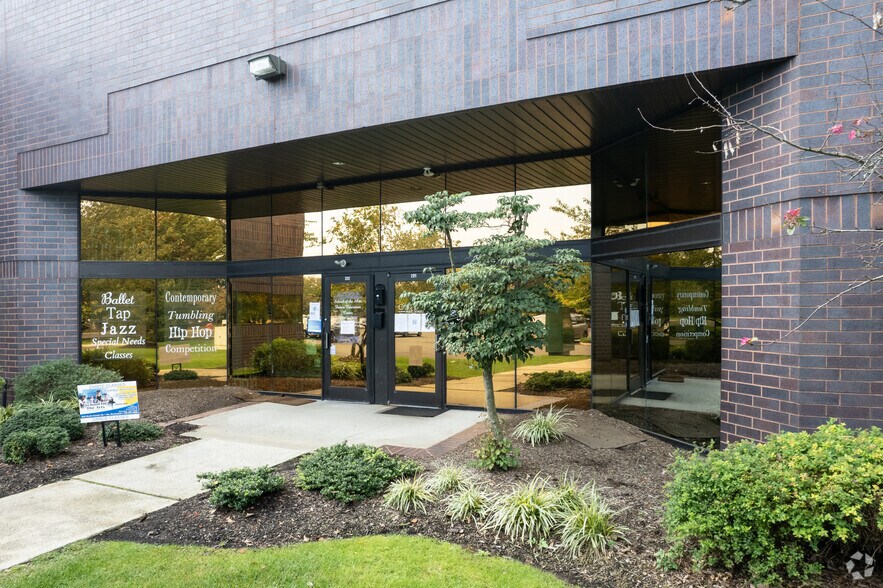 More Photos Of 200-225 N Center Dr, North Brunswick Office For Lease