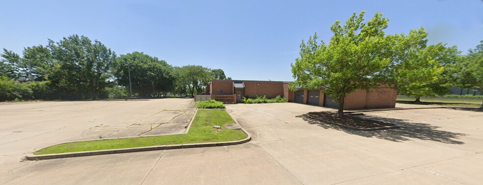 More Photos Of 6200 Main St, Grandview Office For Lease