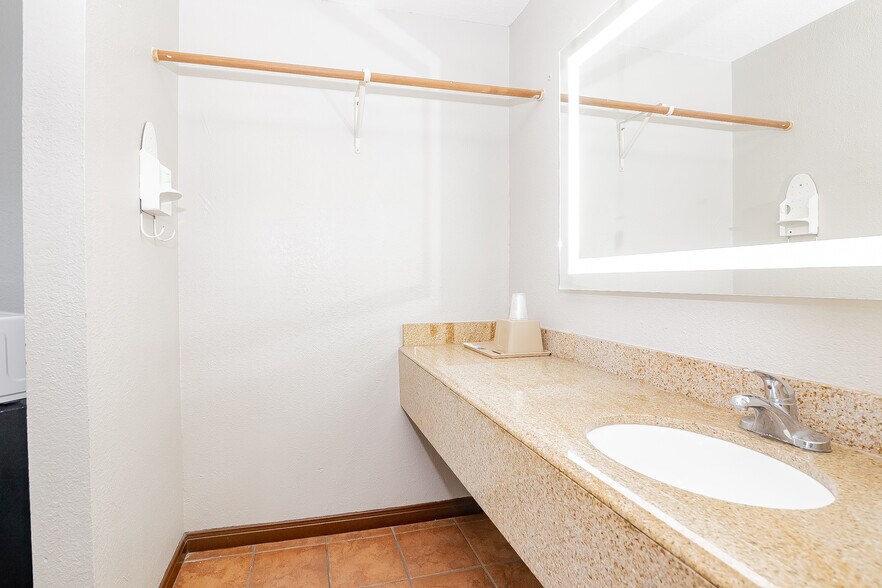 More Photos Of 3005 Houston Hwy, Victoria Hotel For Sale