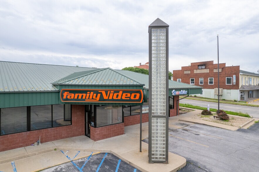 More Photos Of 206 N Western St, Mexico General Retail For Lease