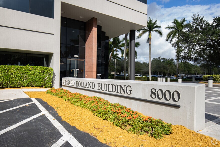More Photos Of 8100 Oak Ln, Miami Lakes Office For Lease
