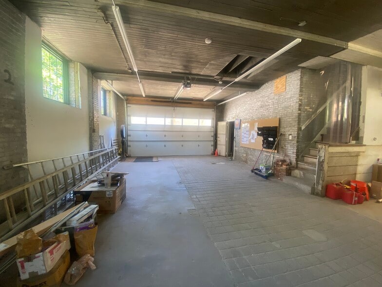 More Photos Of 3178 N Fratney St, Milwaukee Flex For Lease