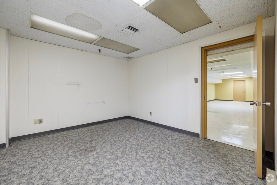More Photos Of 2325 Rue Dandurand, Montréal Warehouse For Lease