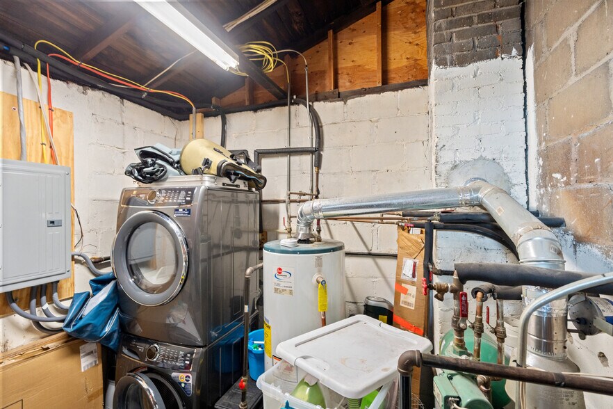 More Photos Of 20 Ackerson St, Bay Shore Freestanding For Sale