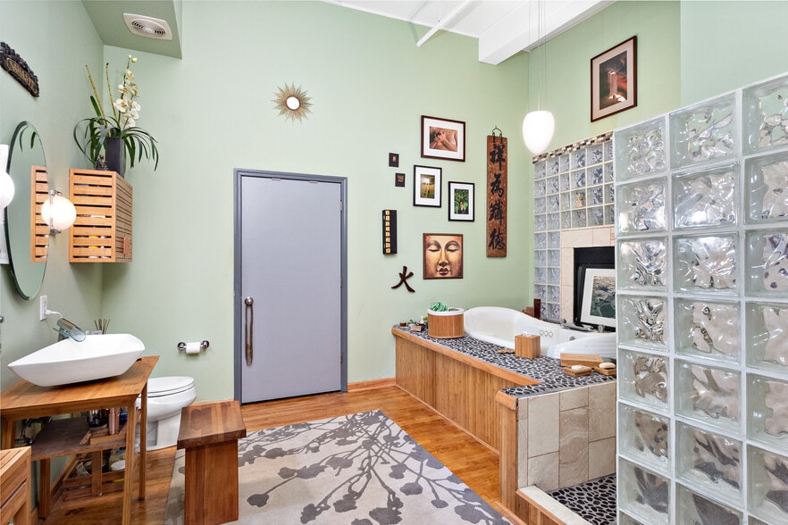 More Photos Of 2007-2009 Locust St, Saint Louis Storefront Retail Residential For Lease