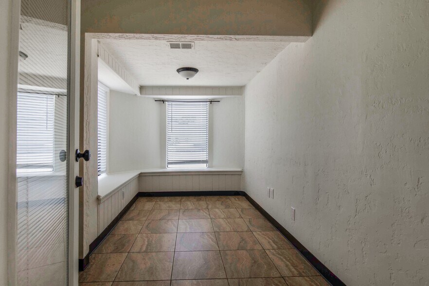 More Photos Of 825 Fairmont Pkwy, Pasadena Office For Sale