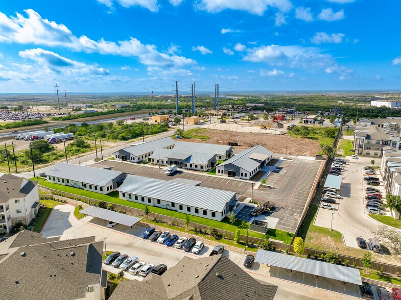 More Photos Of 211 Crossing Ave, San Antonio Office For Sale