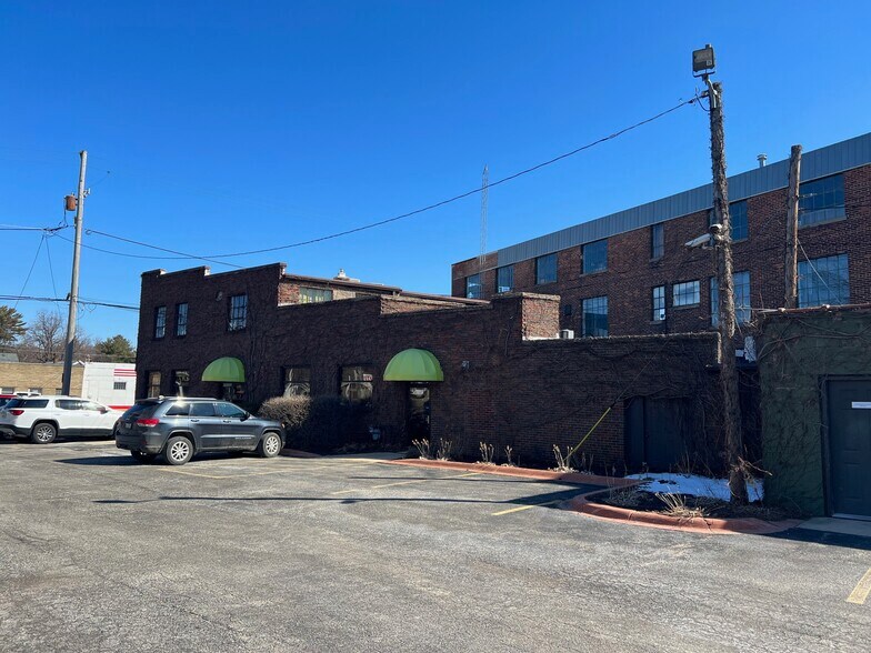 More Photos Of 2303 Charles St, Rockford Loft Creative Space For Sale