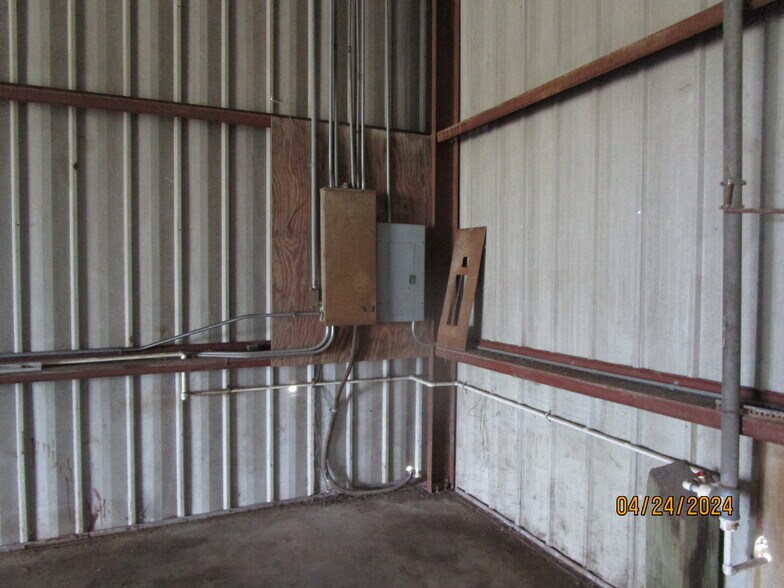 More Photos Of 530 E 2nd St, Freeport Warehouse For Lease