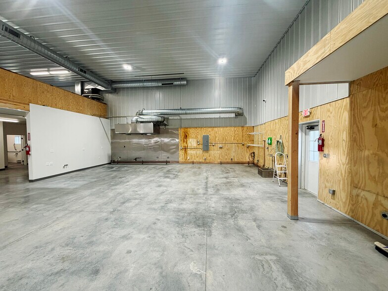 More Photos Of 1415 E Railroad St, Laurel Warehouse For Lease