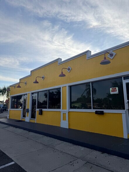 More Photos Of 923 49th St S, Gulfport Storefront Retail Office For Lease