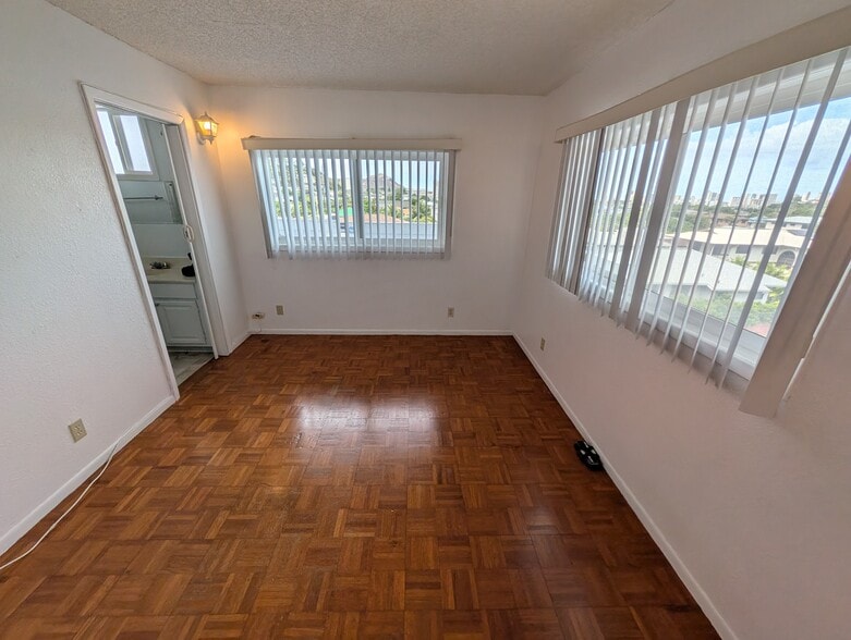More Photos Of 1638 10th Ave, Honolulu Storefront Retail Office For Sale