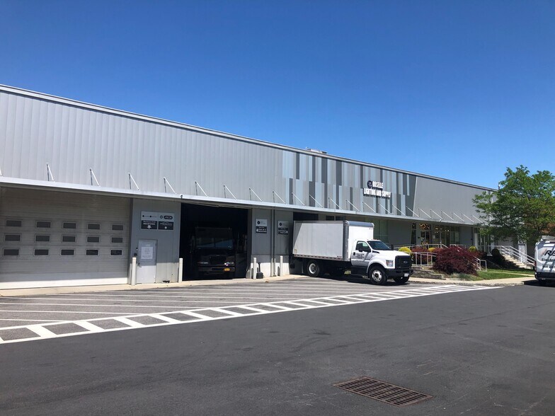 More Photos Of 333 N Bedford Rd, Mount Kisco Warehouse For Lease