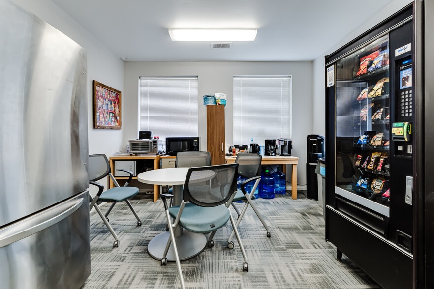 More Photos Of 4224 W 7th Ave, Eugene Service For Lease