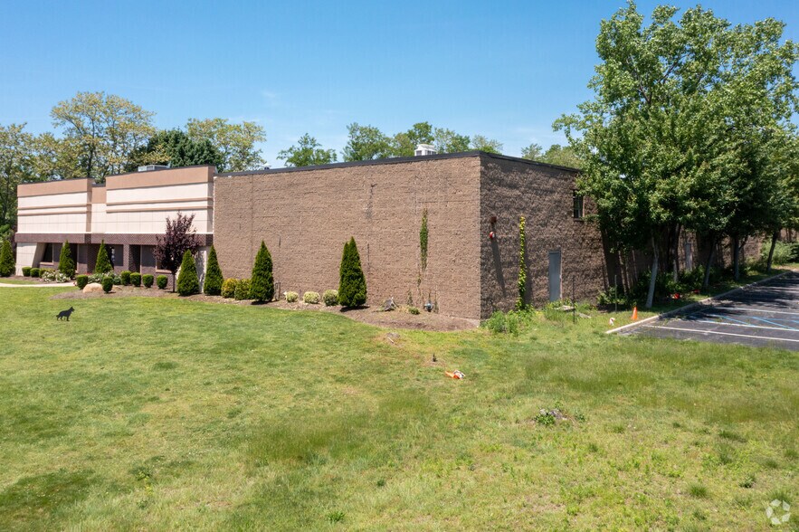 More Photos Of 390 Oser Ave, Hauppauge Warehouse For Lease