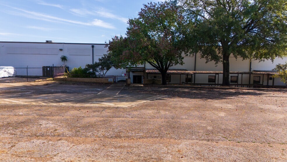 More Photos Of 806 Willowcreek Dr, Jacksonville Warehouse For Lease