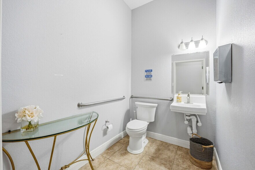 More Photos Of 15303 Huebner Rd, San Antonio Medical For Sale