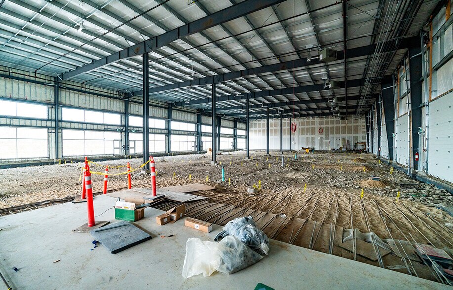 More Photos Of 990 Taylor, Winnipeg Flex For Lease