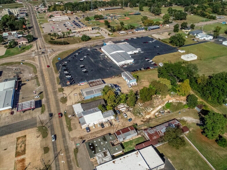 More Photos Of 1428 N Jefferson Ave, Mount Pleasant Freestanding For Sale