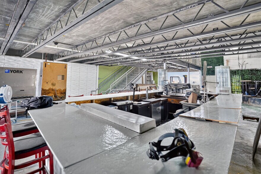 More Photos Of 8485-8499 NW 54th St, Miami Warehouse For Sale