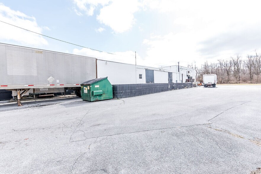 More Photos Of 196 Carlton Dr, Inwood Industrial For Sale