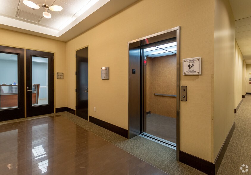 More Photos Of 2315 W Arbors Dr, Charlotte Medical For Lease