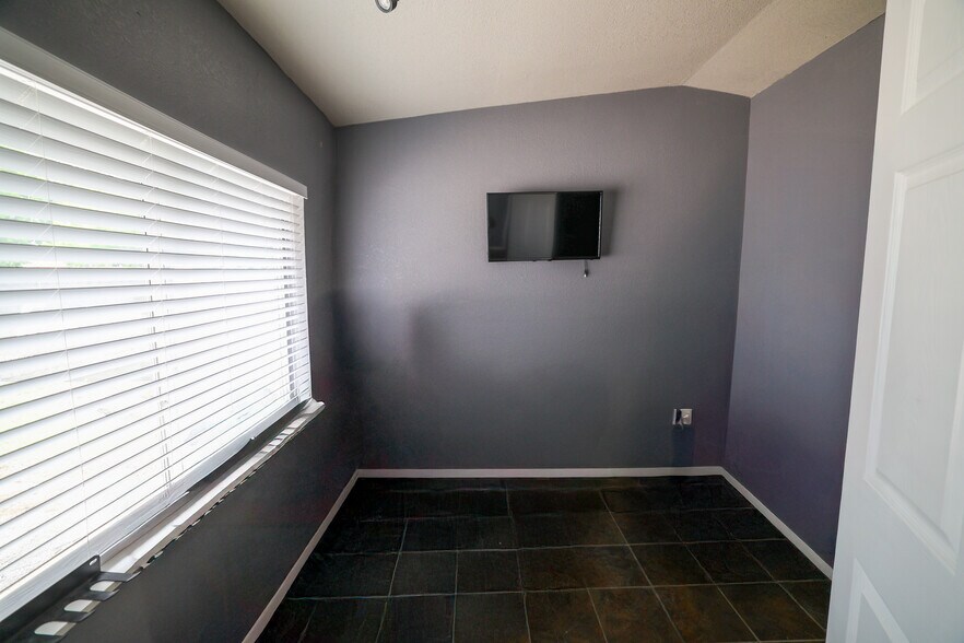 More Photos Of 415 Topeka Ave, Justin Warehouse For Sale