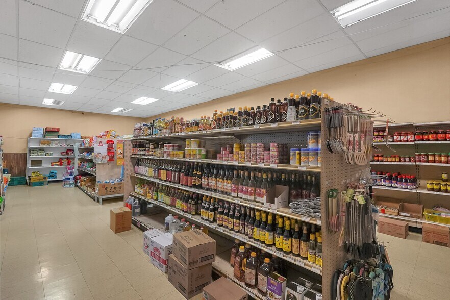 More Photos Of 2840-2848 N High St, Columbus General Retail For Sale