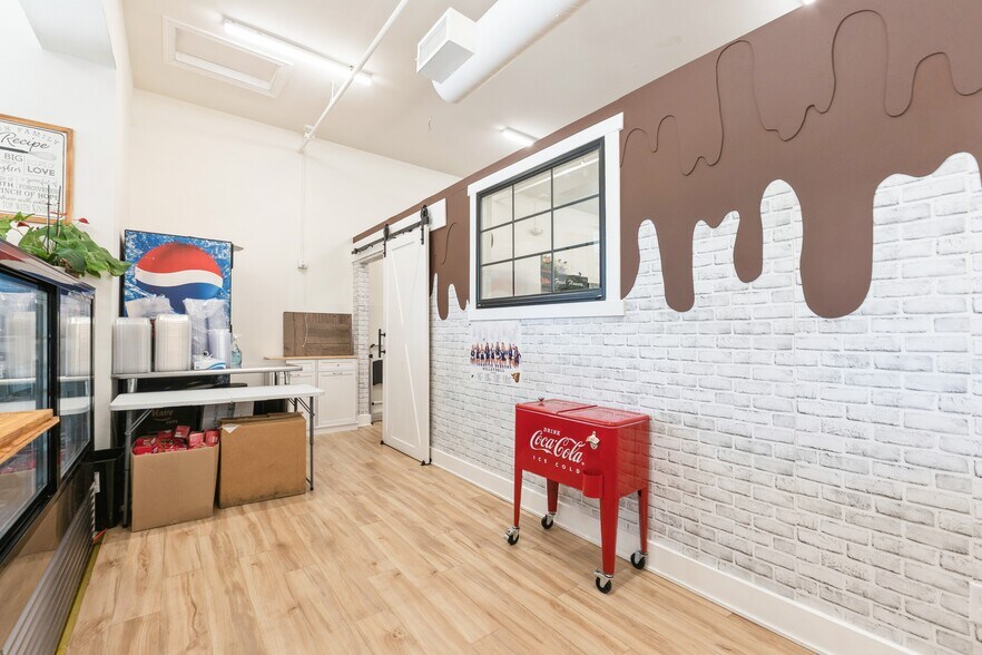 More Photos Of 5500 Merle Hay Rd, Johnston Storefront For Sale